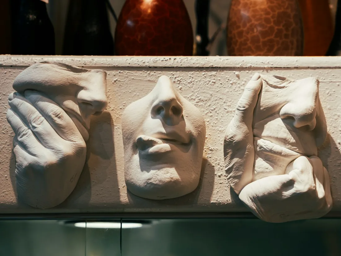 Piezas cerámicas de tonos claros recién desmoldadas, alineadas sobre la mesa de un taller.